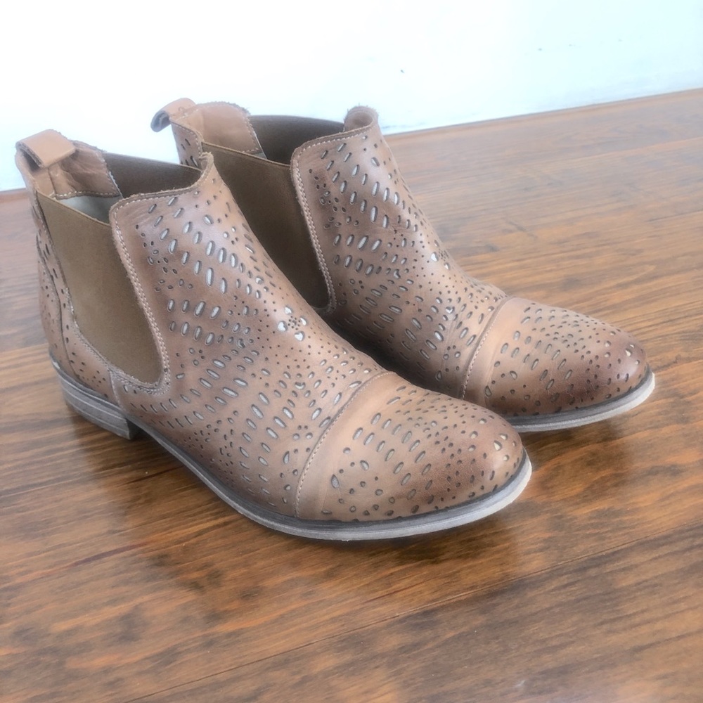 Cutout design booties